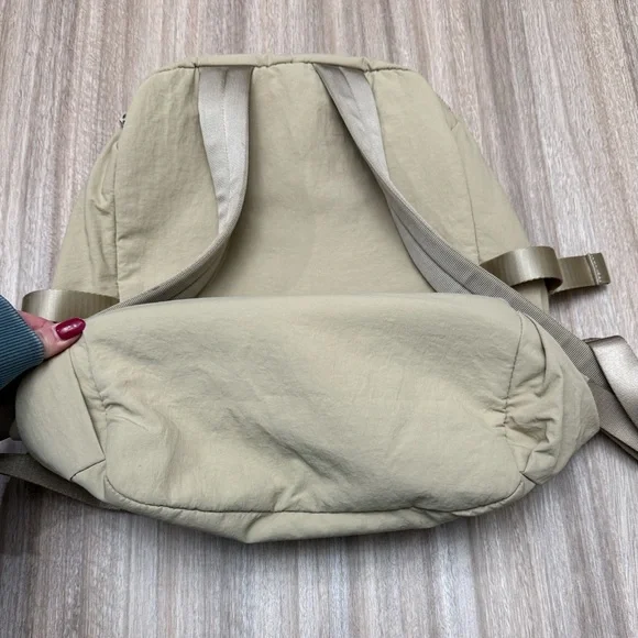 Lululemon New Crew Backpack in Color Trench 22L - Picture 5 of 16